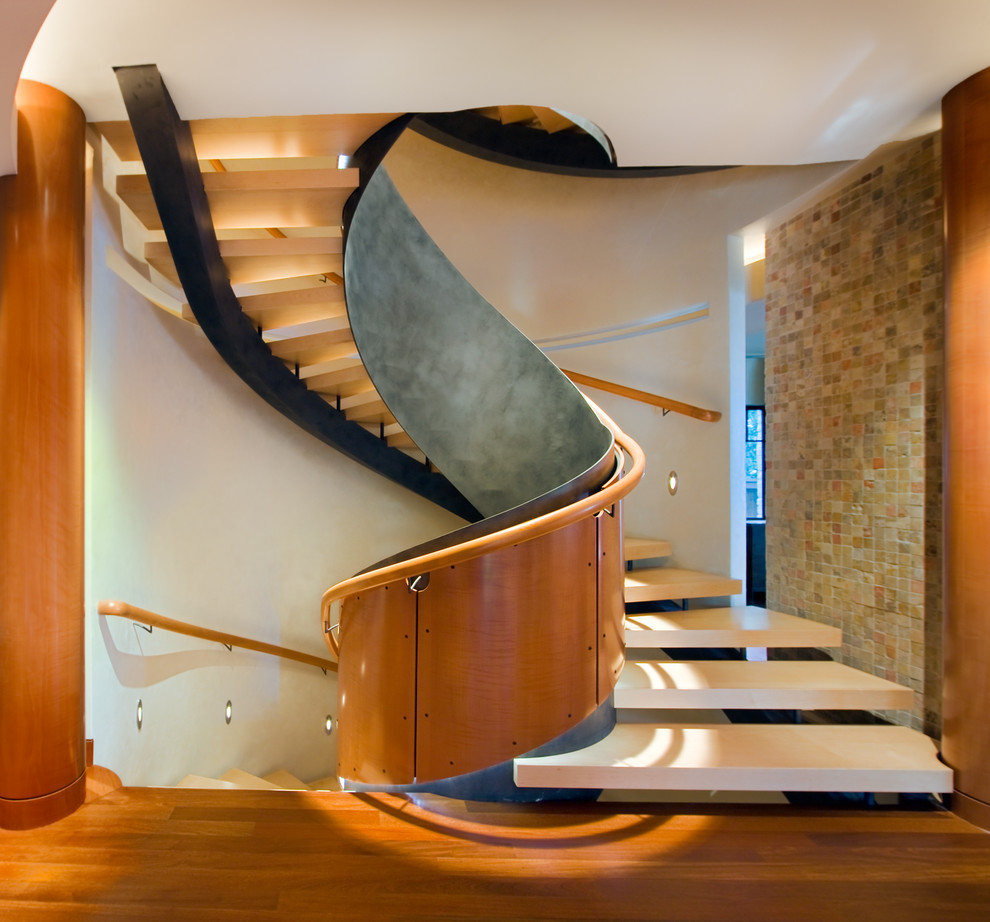 Exempel på en modern svängd trappa, med öppna sättsteg
