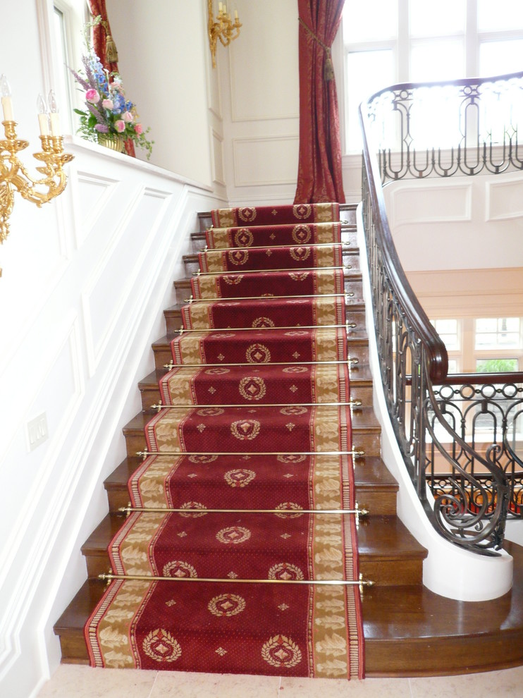 Inspiration pour un très grand escalier traditionnel en U avec des marches en bois et des contremarches en bois.