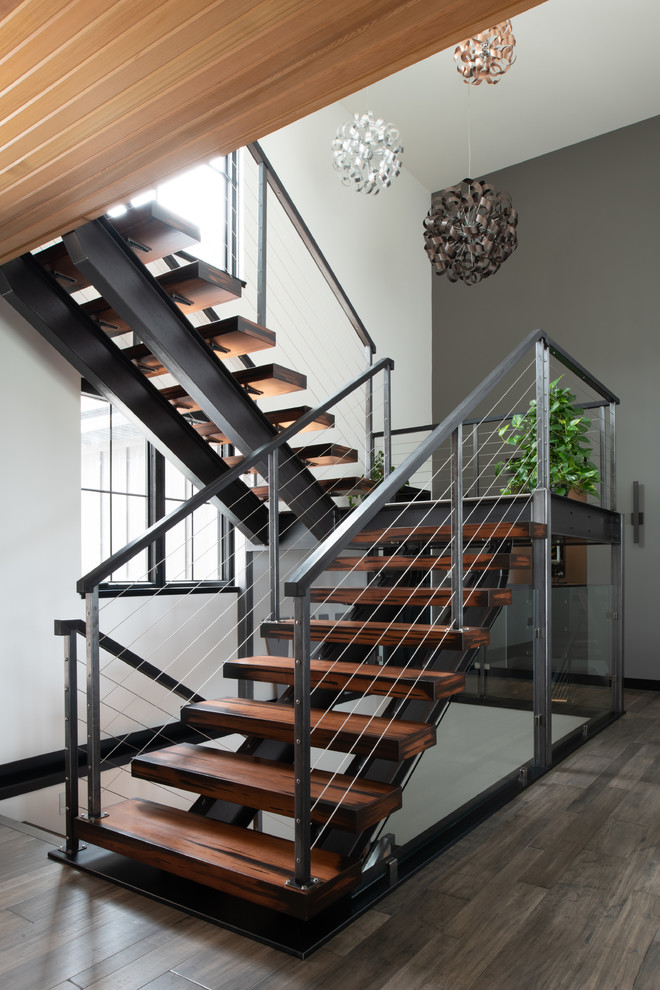 Пример оригинального дизайна: п-образная лестница в современном стиле с деревянными ступенями и перилами из тросов без подступенок