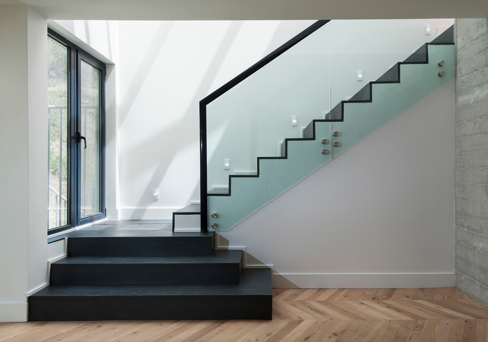 Источник вдохновения для домашнего уюта: угловая лестница среднего размера в современном стиле с крашенными деревянными ступенями и крашенными деревянными подступенками
