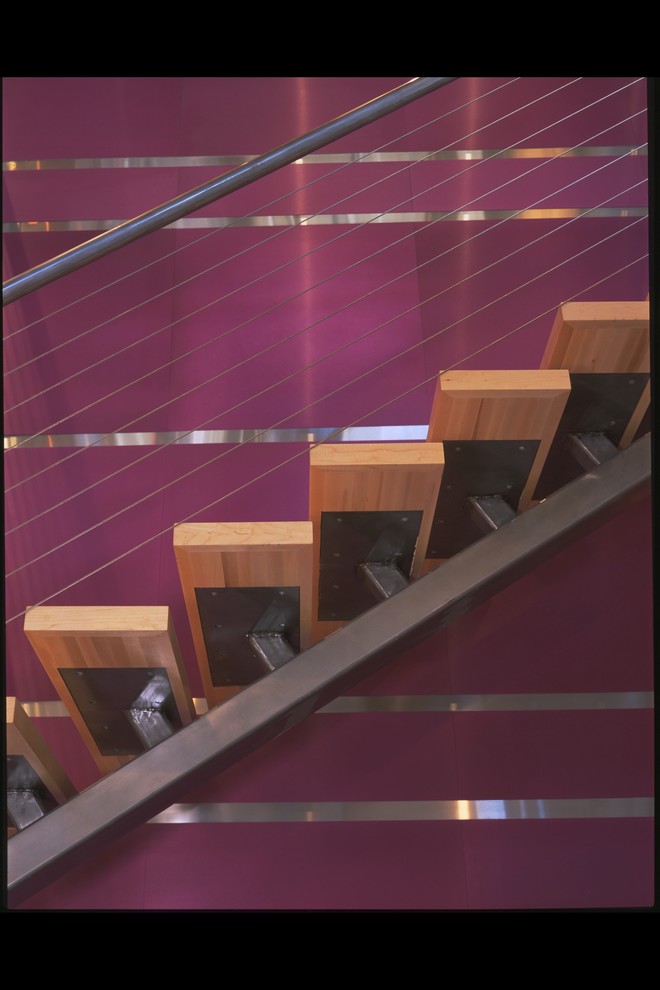Diseño de escalera suspendida minimalista sin contrahuella con escalones de madera