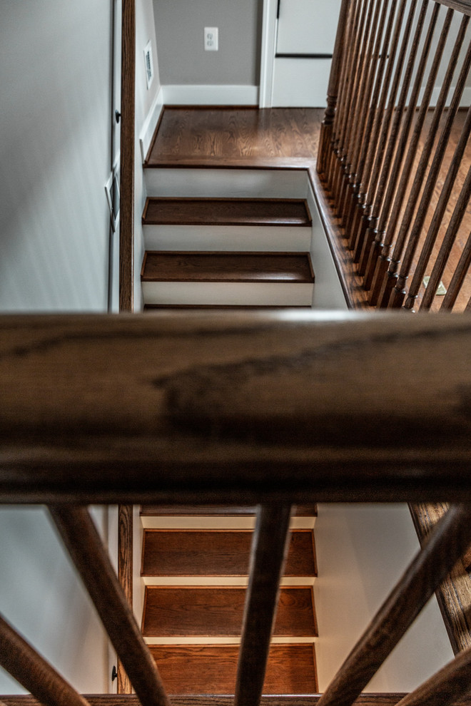 Réalisation d'un petit escalier peint droit tradition avec des marches en bois et un garde-corps en bois.