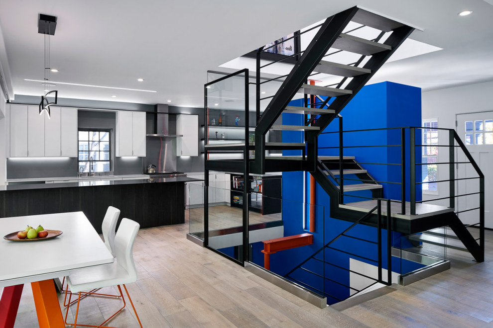 Moderne Treppe in U-Form mit offenen Setzstufen und Mix-Geländer in Washington, D.C.