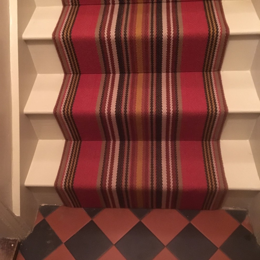 ロンドンにある高級なトラディショナルスタイルのおしゃれな直階段 (木の蹴込み板、木材の手すり) の写真