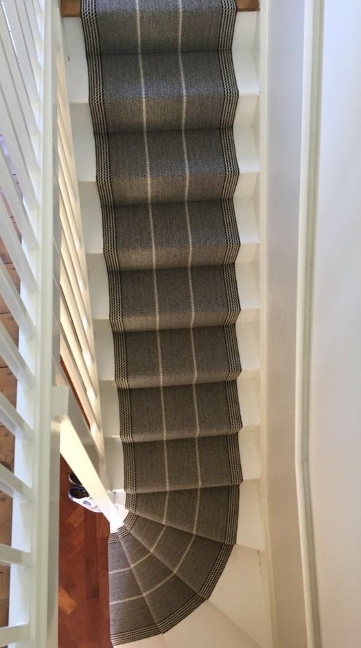 Стильный дизайн: угловая деревянная лестница среднего размера в викторианском стиле с деревянными ступенями и деревянными перилами - последний тренд