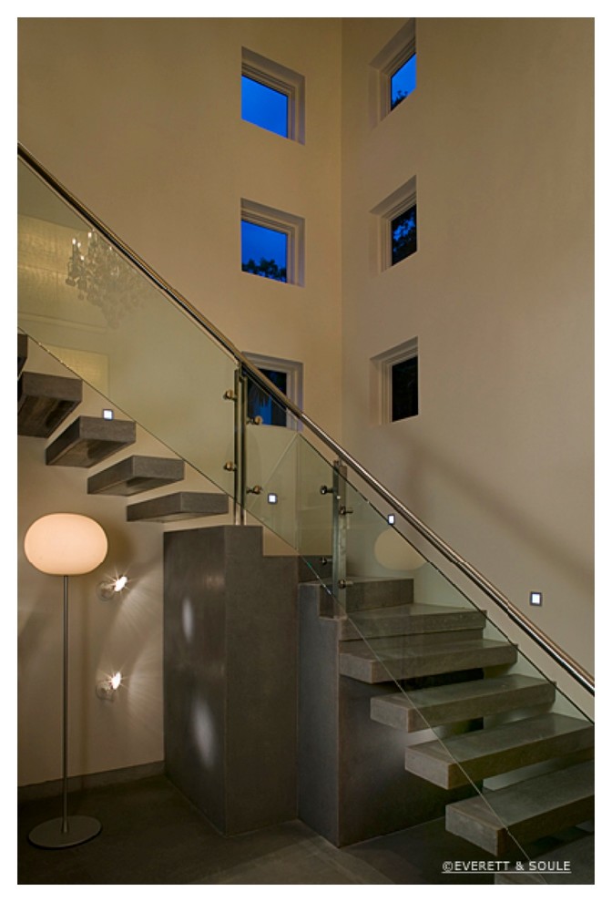 Inspiration pour un escalier flottant minimaliste en béton de taille moyenne avec éclairage.