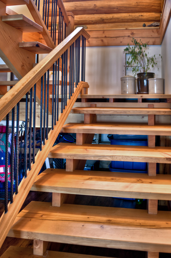Diseño de escalera en L rural de tamaño medio sin contrahuella con escalones de madera y barandilla de varios materiales