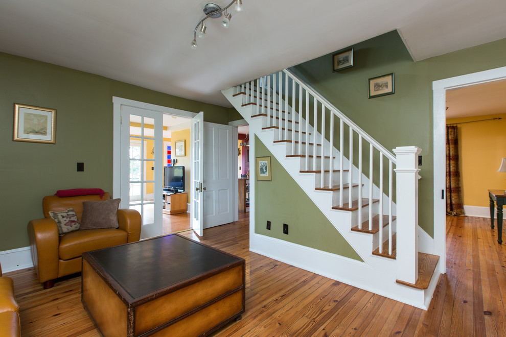 Cette photo montre un escalier peint droit nature de taille moyenne avec des marches en bois.