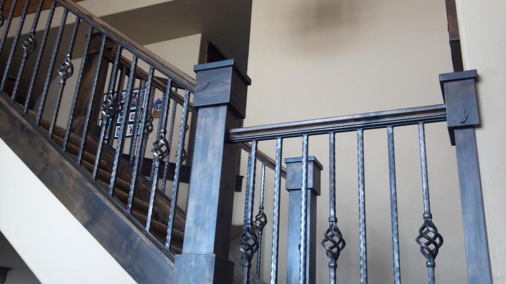 Cette image montre un escalier traditionnel avec des marches en moquette et des contremarches en moquette.