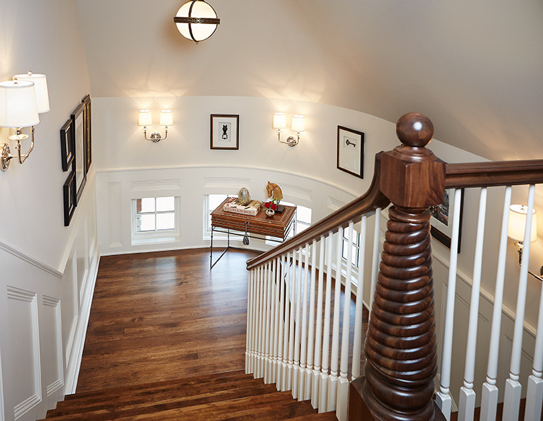 Стильный дизайн: огромная п-образная лестница в классическом стиле с деревянными ступенями, крашенными деревянными подступенками и деревянными перилами - последний тренд