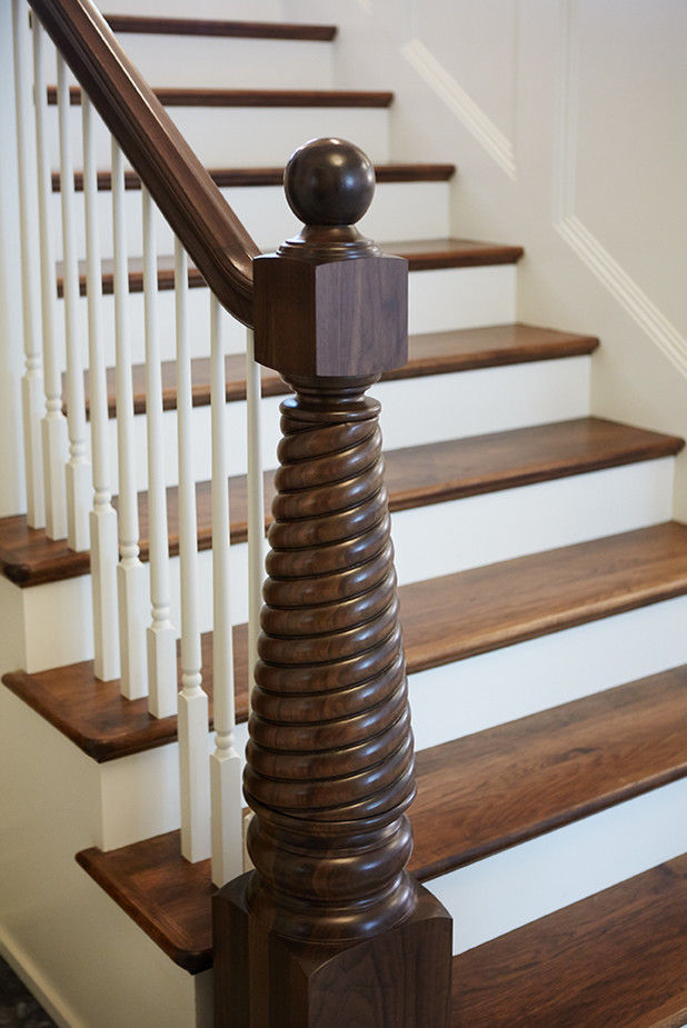 Стильный дизайн: огромная п-образная лестница в классическом стиле с деревянными ступенями, крашенными деревянными подступенками и деревянными перилами - последний тренд