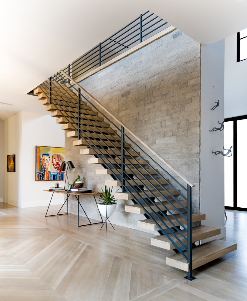Diseño de escalera contemporánea sin contrahuella con escalones de madera y barandilla de varios materiales