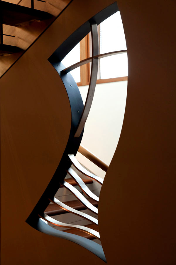 Стильный дизайн: огромная п-образная лестница в стиле неоклассика (современная классика) с деревянными ступенями и перилами из смешанных материалов без подступенок - последний тренд