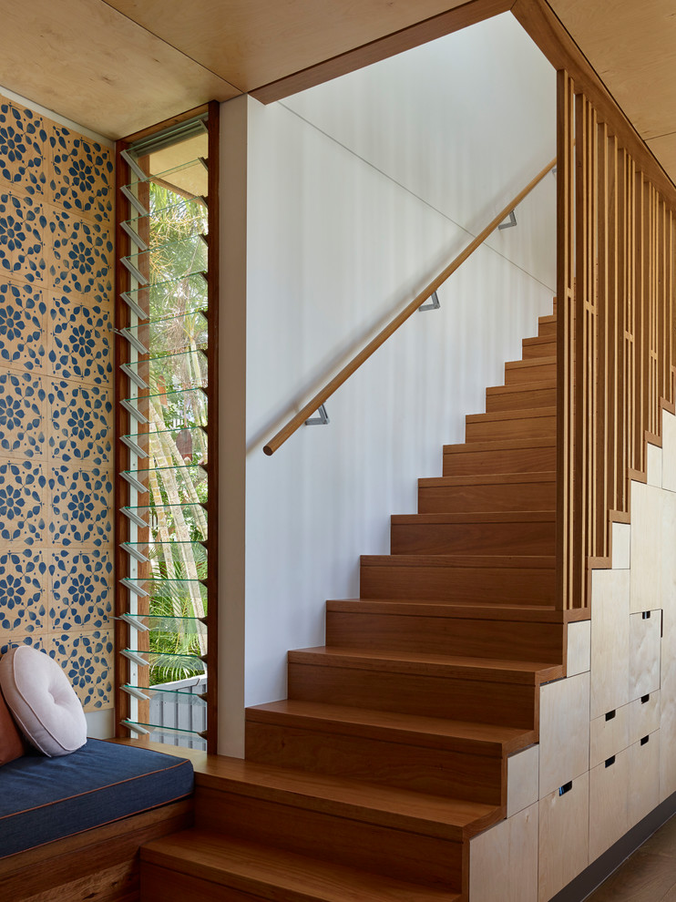 Идея дизайна: деревянная лестница среднего размера в современном стиле с деревянными ступенями, деревянными перилами и кладовкой или шкафом под ней
