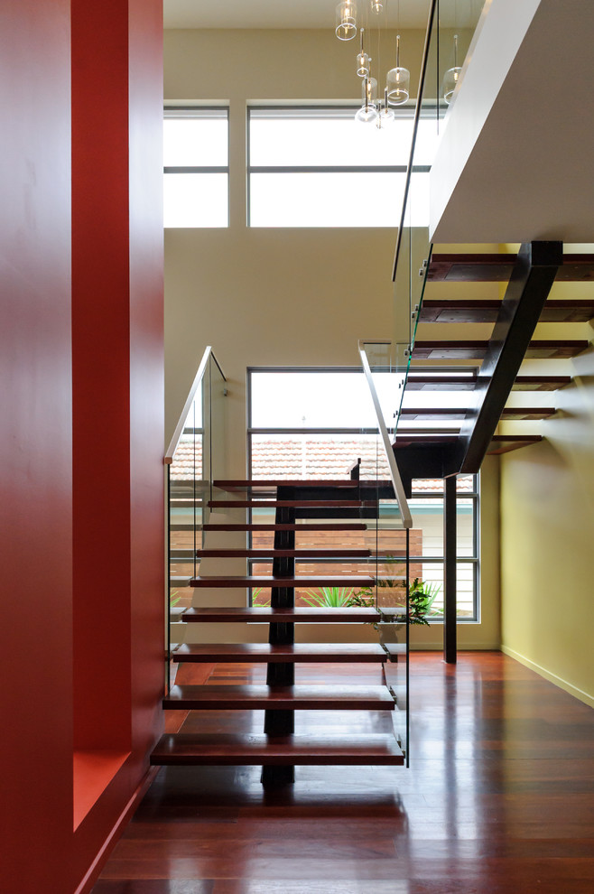 На фото: лестница на больцах в современном стиле с деревянными ступенями без подступенок с