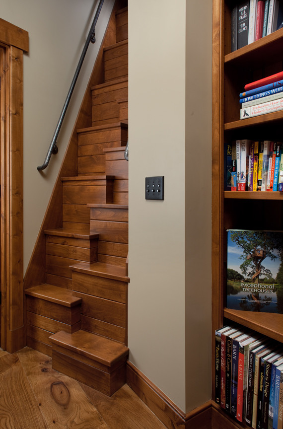 グランドラピッズにある小さなトラディショナルスタイルのおしゃれな直階段 (木の蹴込み板) の写真