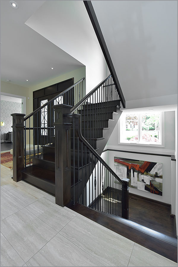 Источник вдохновения для домашнего уюта: огромная п-образная деревянная лестница в классическом стиле с деревянными ступенями и перилами из смешанных материалов
