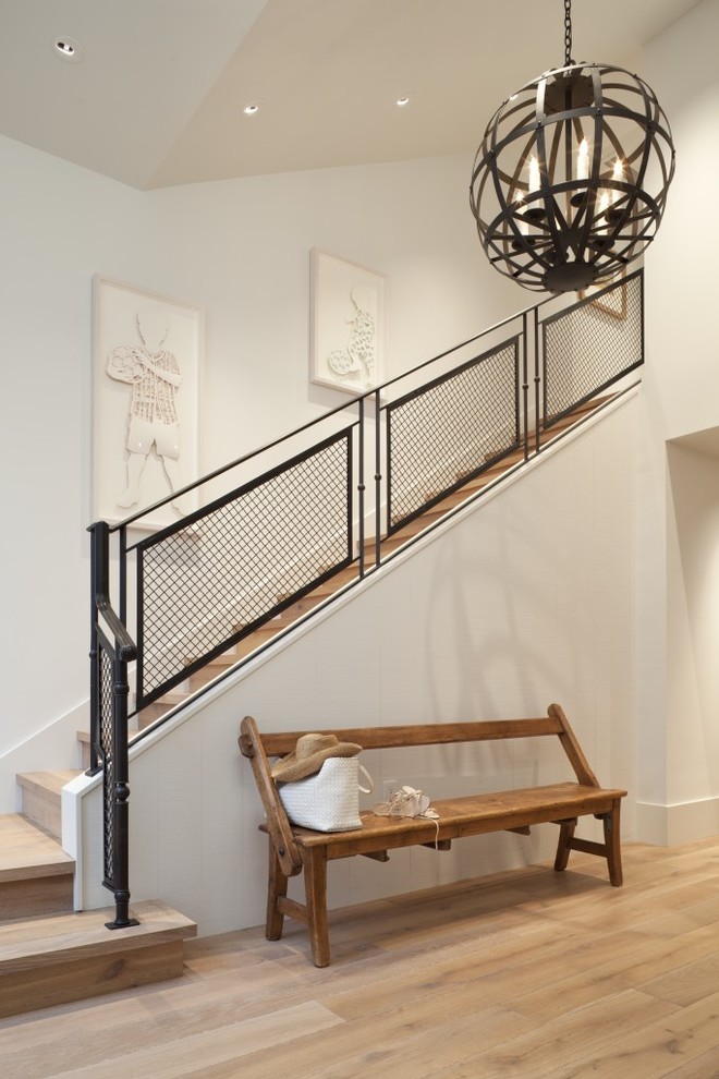 Aménagement d'un escalier classique en L avec des marches en bois et des contremarches en bois.
