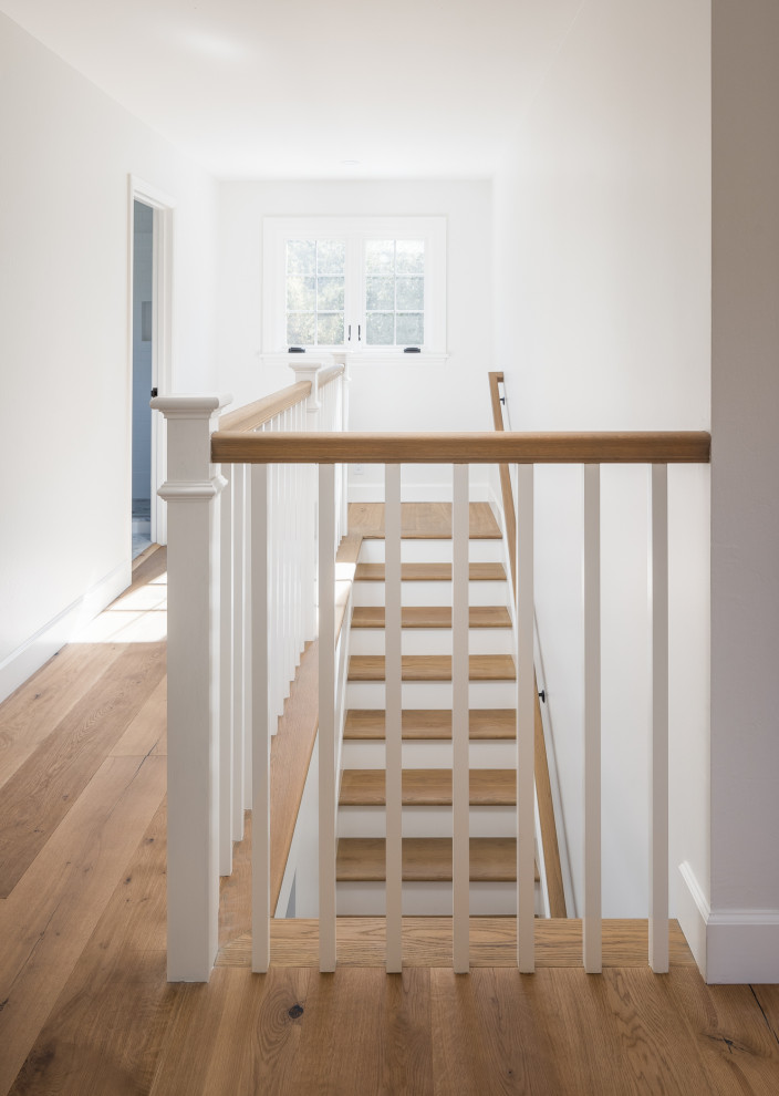 Идея дизайна: прямая лестница среднего размера в классическом стиле с деревянными ступенями, крашенными деревянными подступенками и деревянными перилами