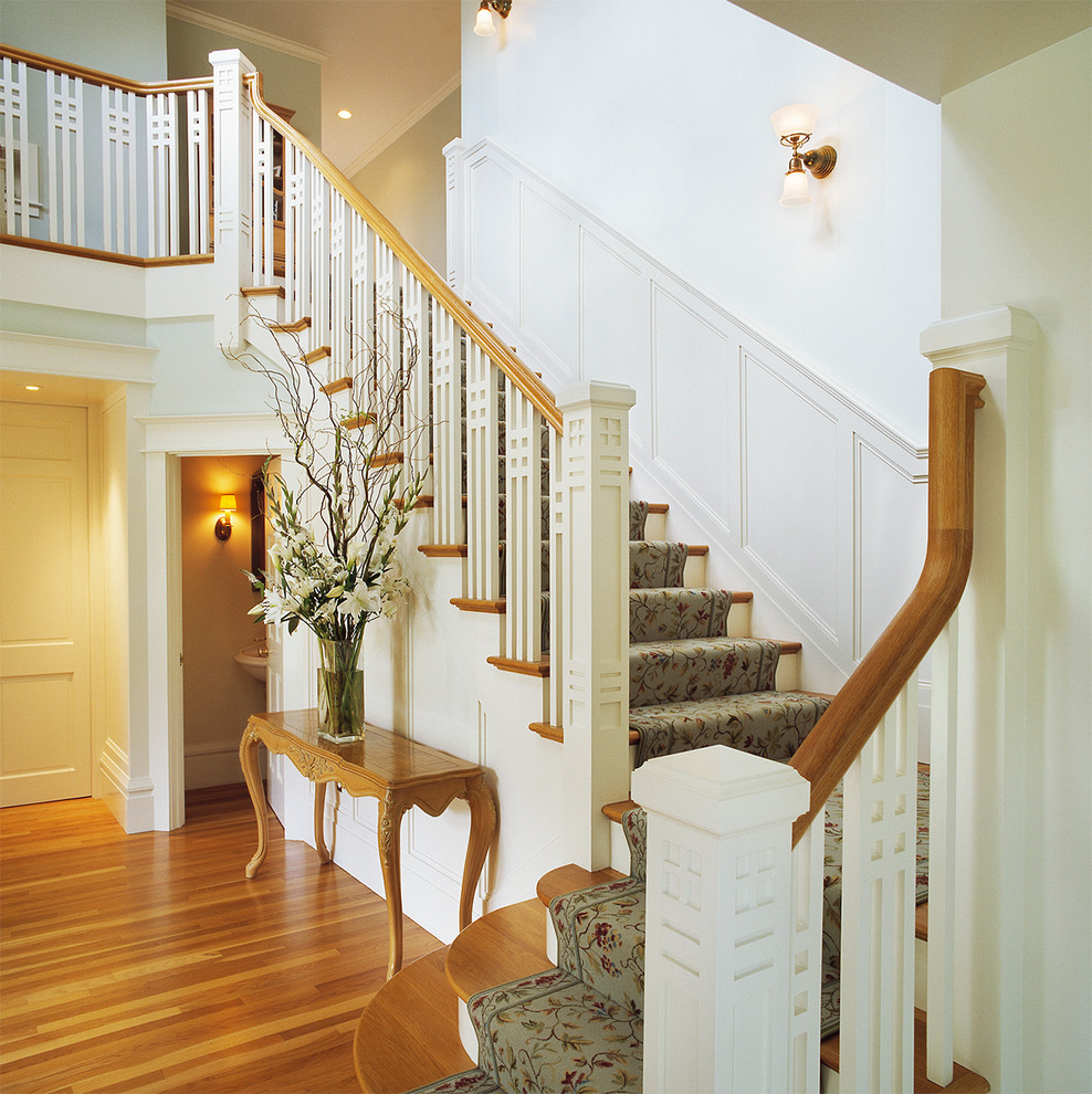 Exemple d'un escalier chic en L avec des marches en bois.