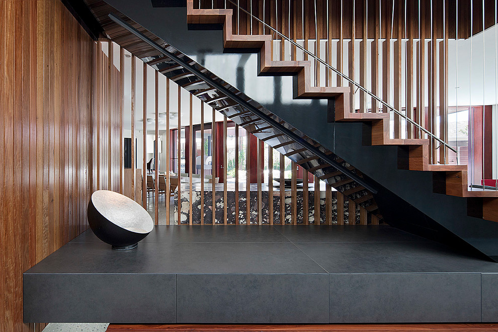 Exemple d'un grand escalier droit tendance avec des marches en bois, des contremarches en bois et éclairage.