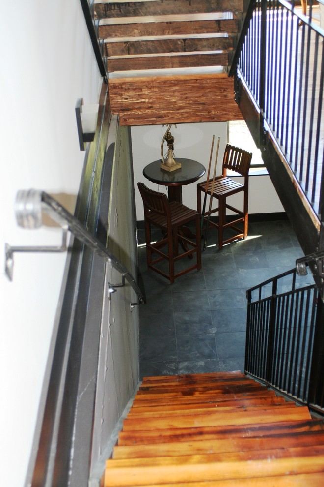 Foto de escalera recta rural sin contrahuella con escalones de madera