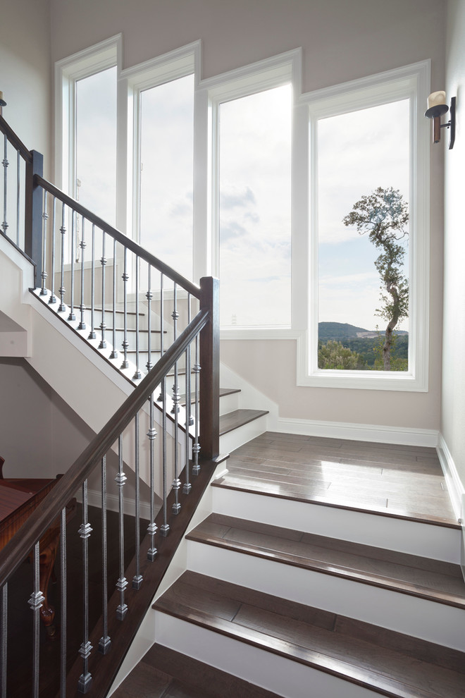 Свежая идея для дизайна: большая угловая лестница в современном стиле с деревянными ступенями, крашенными деревянными подступенками и деревянными перилами - отличное фото интерьера