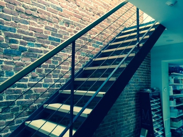 Modelo de escalera recta actual pequeña con escalones de madera y contrahuellas de metal