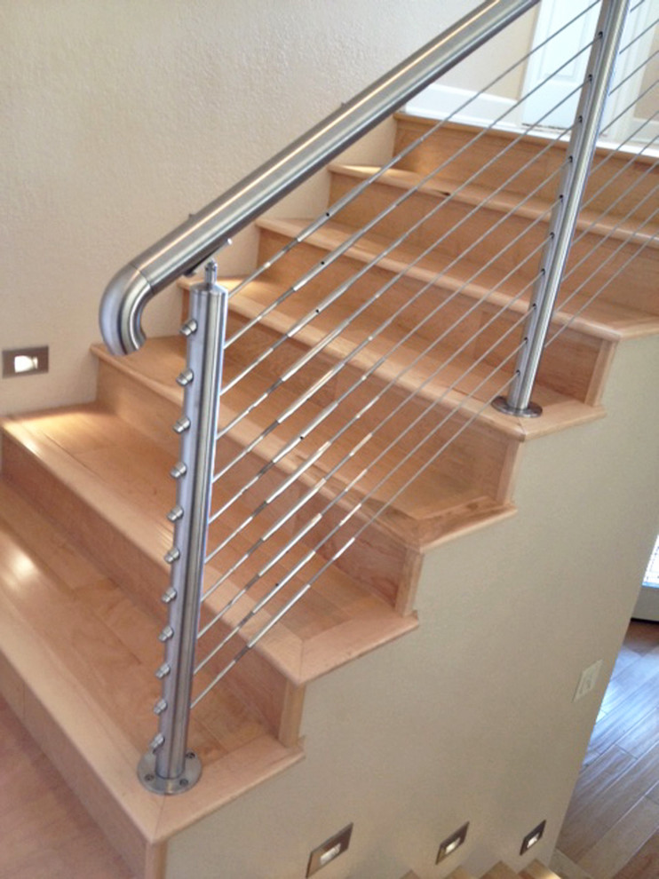 Foto de escalera en U, actual, de tamaño medio, con escalones de madera y contrahuellas de madera