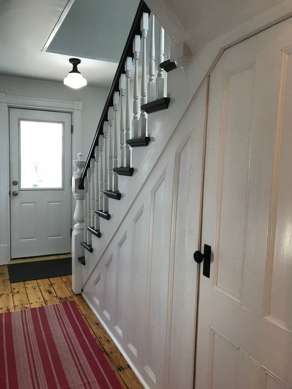 Свежая идея для дизайна: прямая деревянная лестница среднего размера в стиле кантри с деревянными ступенями и деревянными перилами - отличное фото интерьера