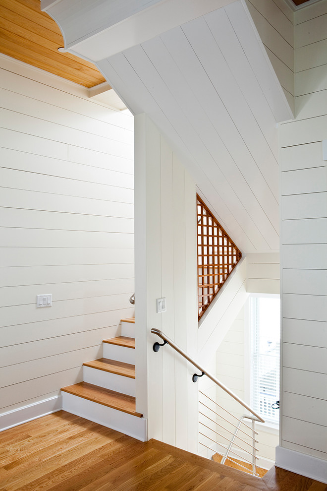 Стильный дизайн: большая п-образная деревянная лестница в морском стиле с деревянными ступенями и металлическими перилами - последний тренд