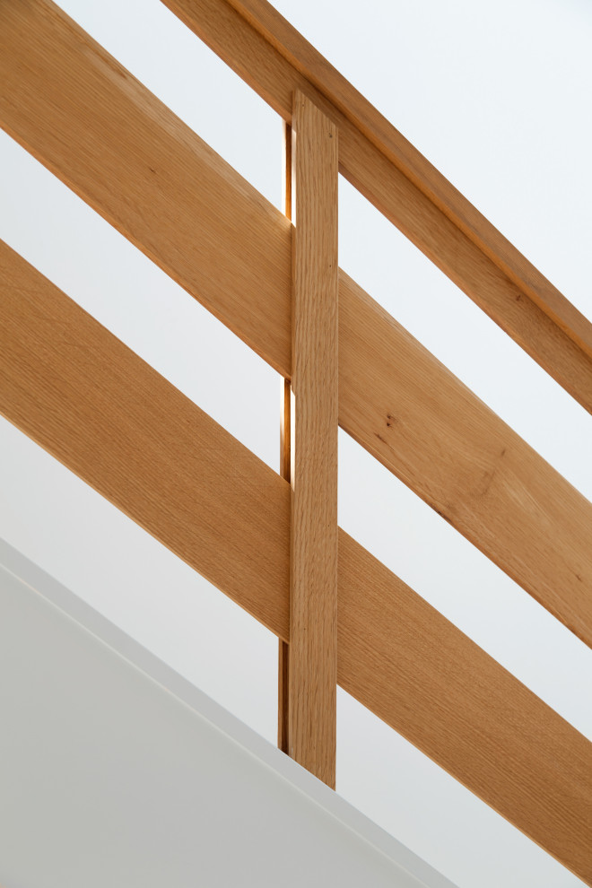 Пример оригинального дизайна: деревянная лестница среднего размера в скандинавском стиле с деревянными ступенями и деревянными перилами