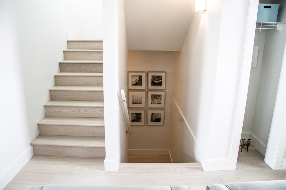 Источник вдохновения для домашнего уюта: п-образная деревянная лестница среднего размера в стиле неоклассика (современная классика) с деревянными ступенями и деревянными перилами