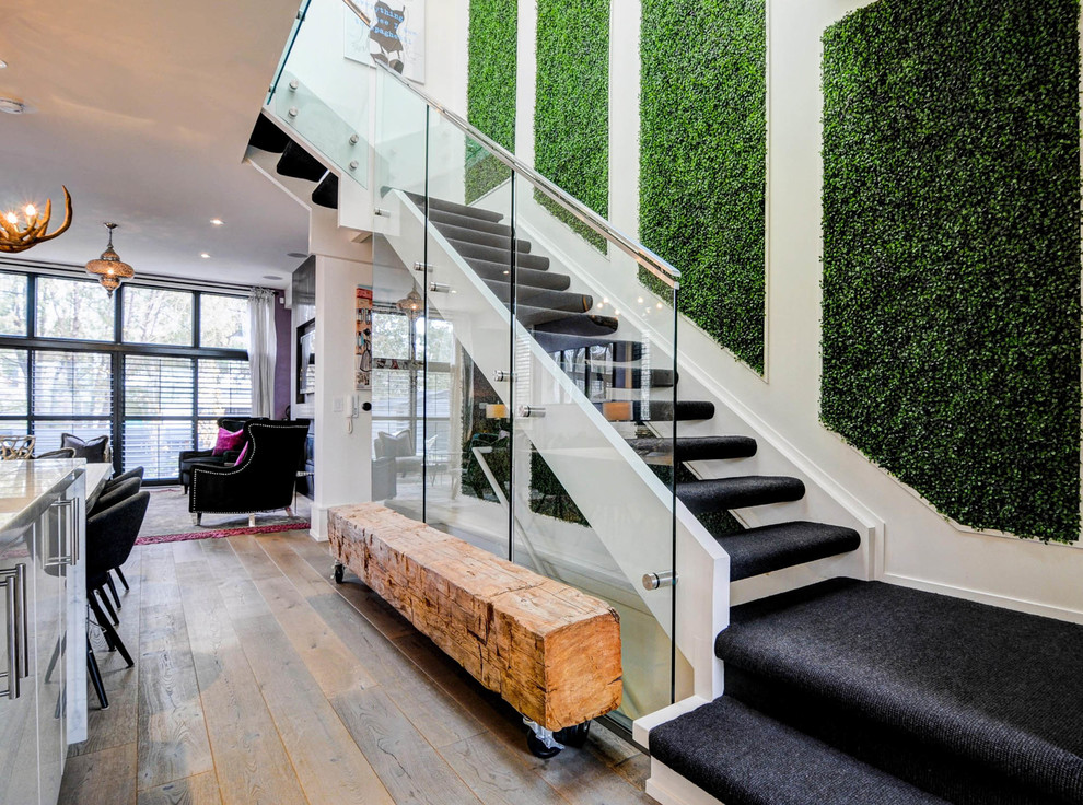 Schwebendes, Mittelgroßes Modernes Treppengeländer Glas mit Teppich-Treppenstufen und offenen Setzstufen in Toronto