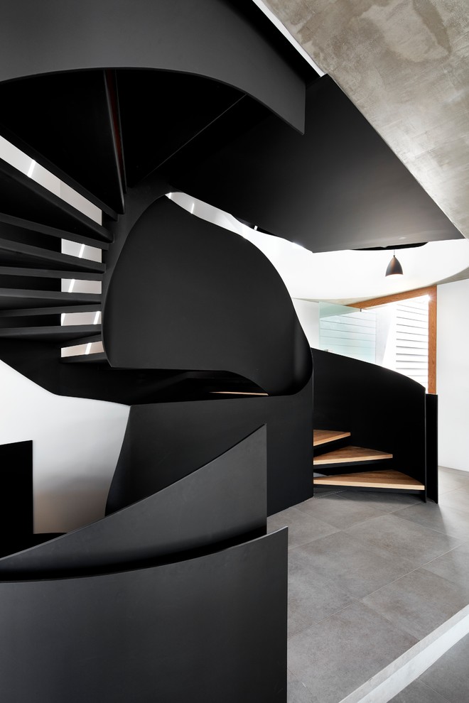 Idéer för en modern svängd trappa i trä, med öppna sättsteg och räcke i metall