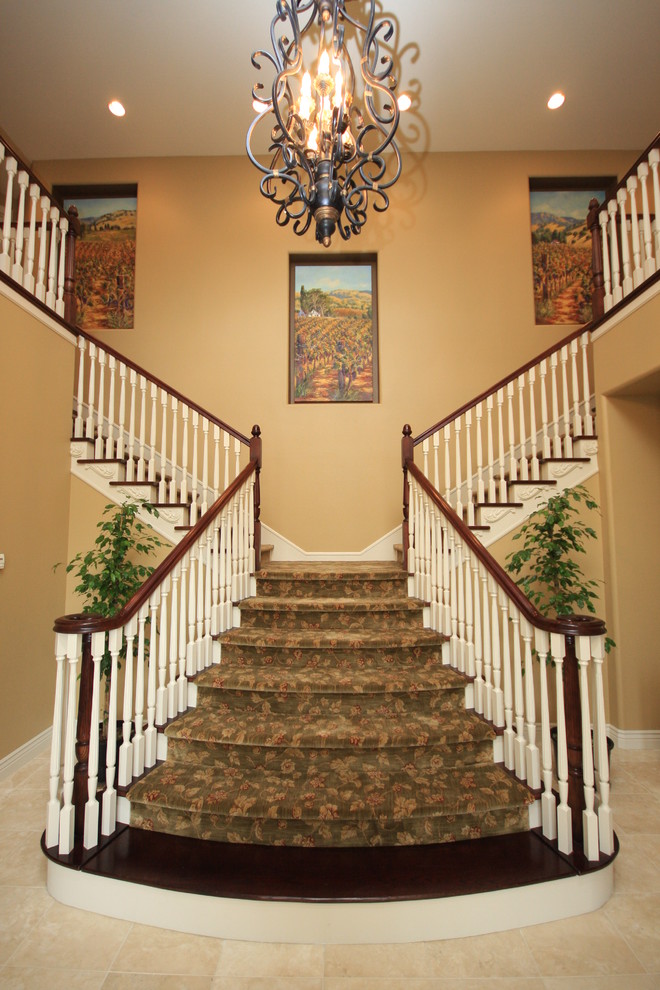 Aménagement d'un très grand escalier courbe classique avec des marches en moquette et des contremarches en moquette.