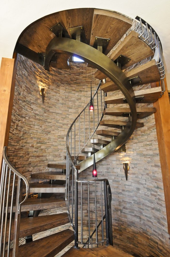 Bild på en funkis svängd trappa i trä
