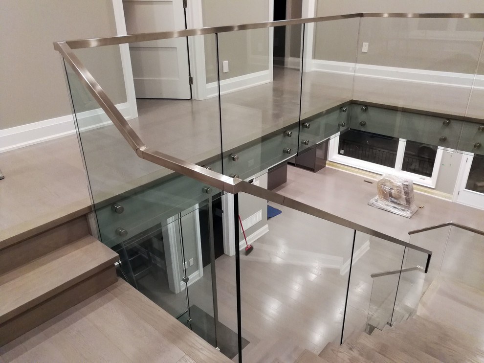 Стильный дизайн: прямая деревянная лестница в стиле модернизм с деревянными ступенями и стеклянными перилами - последний тренд