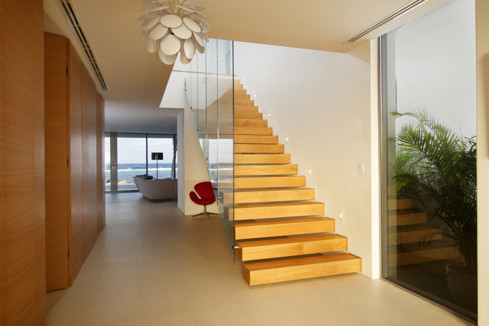 Идея дизайна: прямая лестница в современном стиле с деревянными ступенями без подступенок