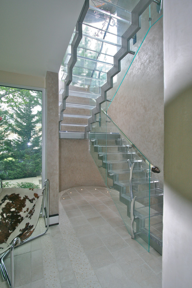 Imagen de escalera en L minimalista sin contrahuella con escalones de acrílico