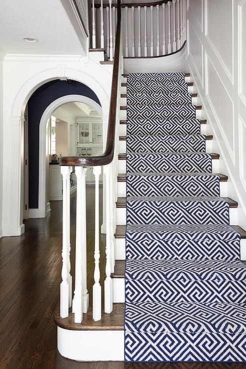 Idée de décoration pour un escalier tradition de taille moyenne.