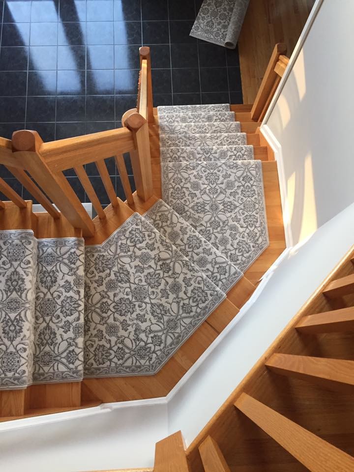 Foto de escalera tradicional de tamaño medio