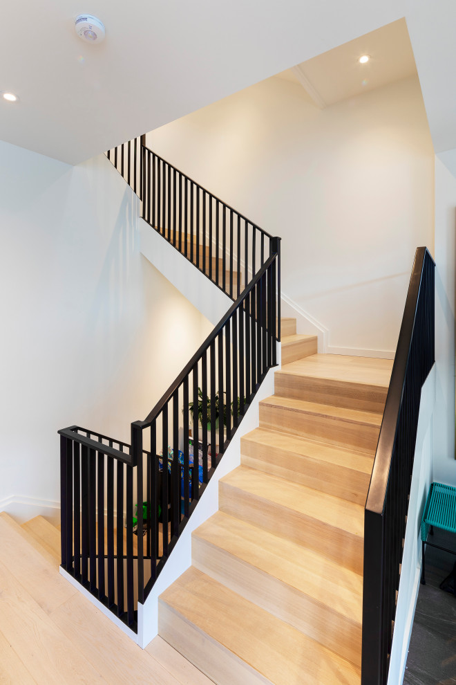 Стильный дизайн: п-образная деревянная лестница среднего размера в стиле модернизм с деревянными ступенями и металлическими перилами - последний тренд