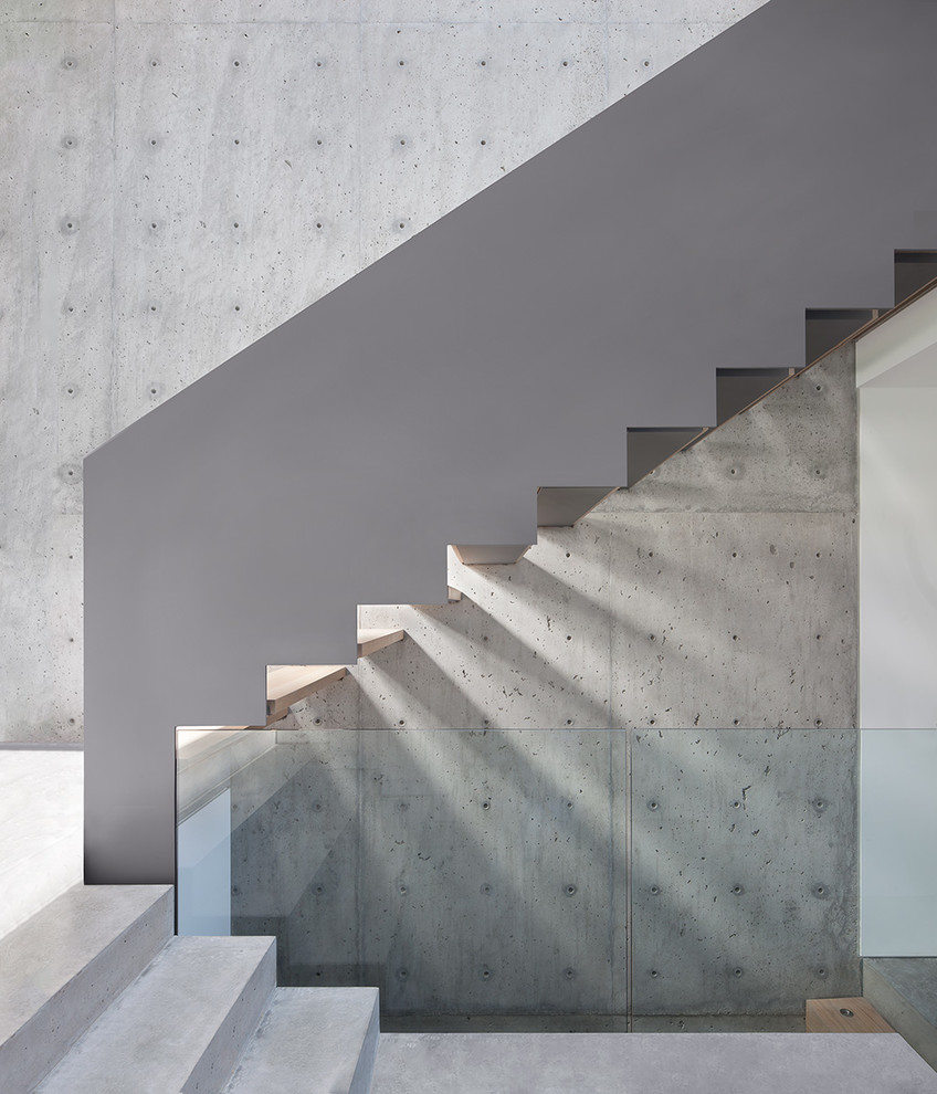 Идея дизайна: п-образная лестница в стиле модернизм с деревянными ступенями без подступенок