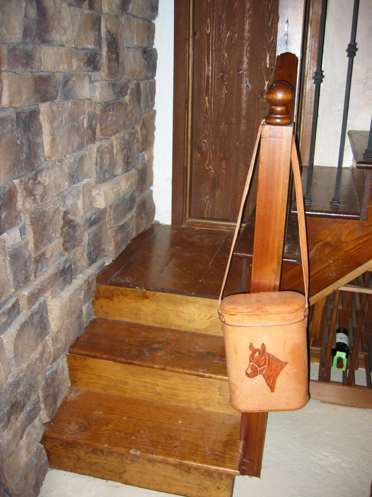 Esempio di una piccola scala a rampa dritta rustica con pedata in legno, alzata in legno e parapetto in materiali misti