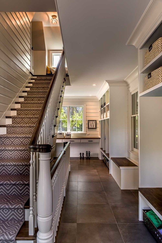 Источник вдохновения для домашнего уюта: прямая лестница среднего размера в стиле кантри с деревянными ступенями и крашенными деревянными подступенками