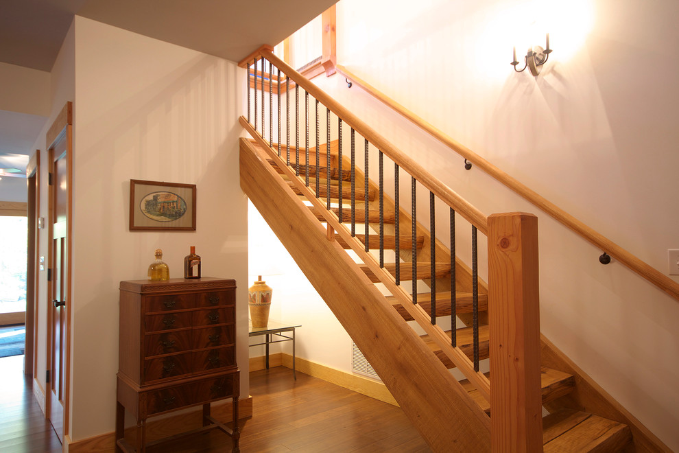 Ejemplo de escalera en L de estilo americano de tamaño medio sin contrahuella con escalones de madera