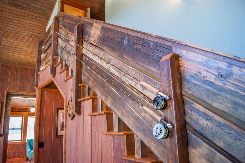 Foto de escalera recta rural de tamaño medio con escalones de madera, contrahuellas de madera y barandilla de madera