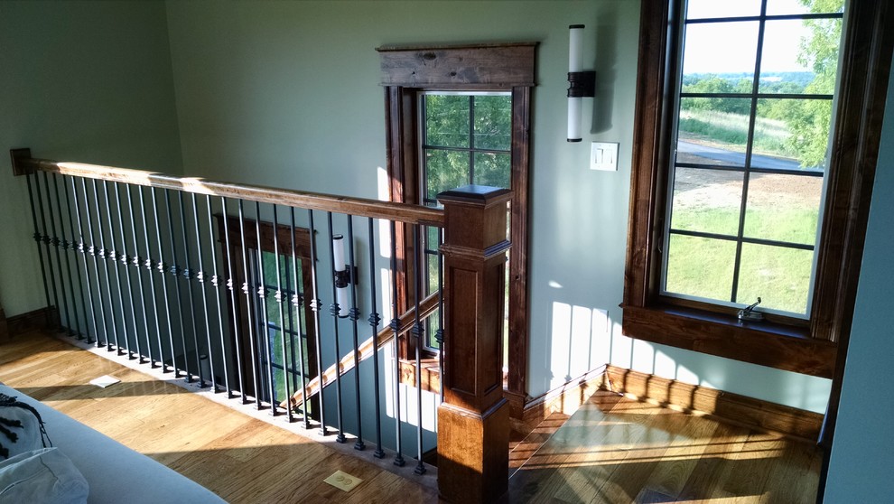 Diseño de escalera recta tradicional extra grande con escalones de madera, contrahuellas de madera y barandilla de madera