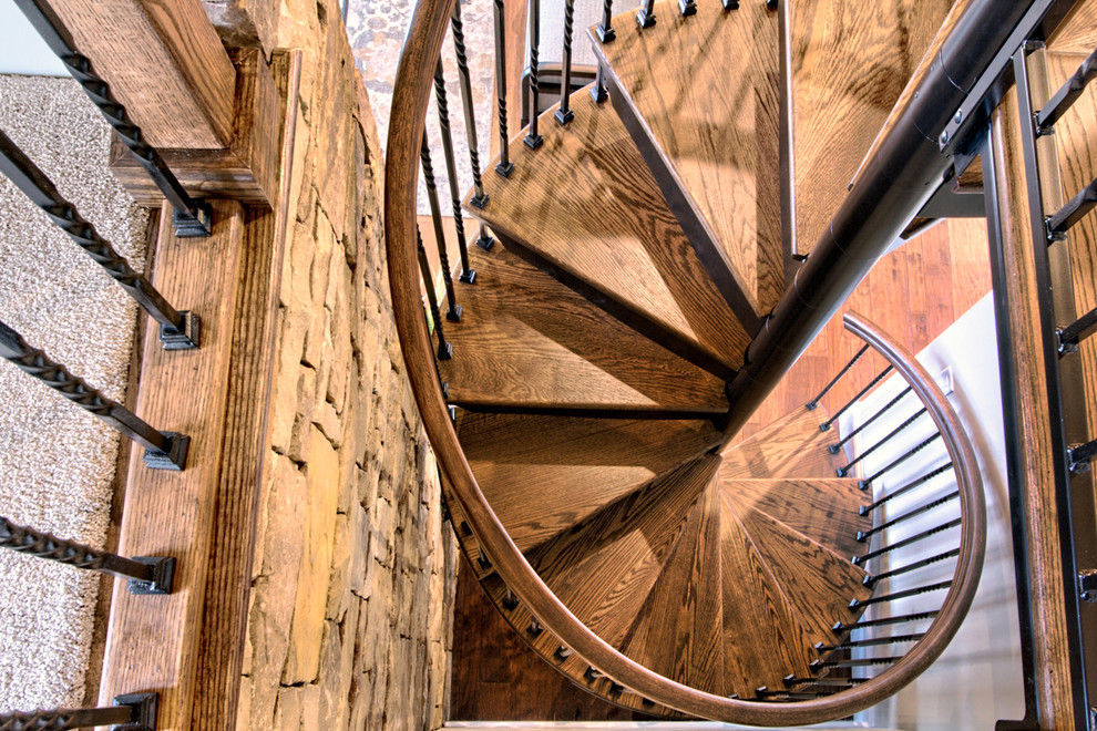 Réalisation d'un escalier hélicoïdal chalet de taille moyenne avec des marches en bois et des contremarches en métal.